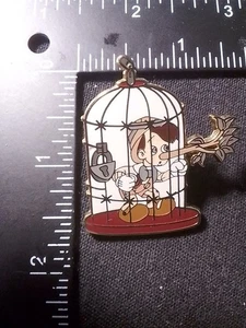 Disney Trading Pin Pinocchio In Locked Bird Cage Big Nose Tree Poking Out 2004 - Bild 1 von 12