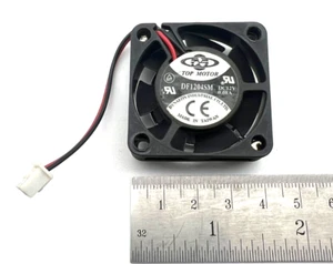 LOT of 4 NEW DYNAEON INDUSTRIAL CO. Top Motor 2 Pin FAN DF1204SM 12VDC 0.08A TWN - Imagen 1 de 6