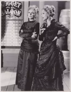1970 Pressefoto Schauspielerin Amanda Blake und Beverly Garland in "Gunsmoke"-TV-Show - Bild 1 von 2