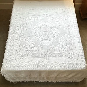 Vintage geprägte weiße Tagesdecke viktorianisch mit weißen Fransen volle Größe Decke - Bild 1 von 6