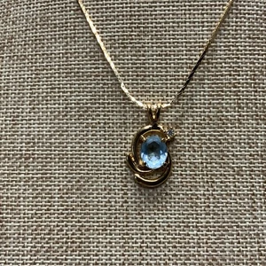 Vintage Halskette 90er Jahre blau Strass Wirbel Anhänger in goldfarbenem Metall - Bild 1 von 6
