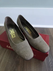 Salvatore Ferragamo Lauro Bronce Guijarro Gamuza Mordore 2 Niños Bombas Talla 8 B - Imagen 1 de 16