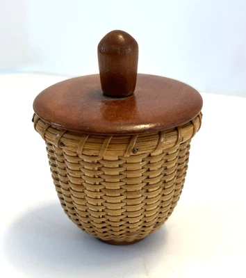 Небольшая корзина ручной работы в стиле Нантакет с деревянной крышкой - Изображение 1 из 4