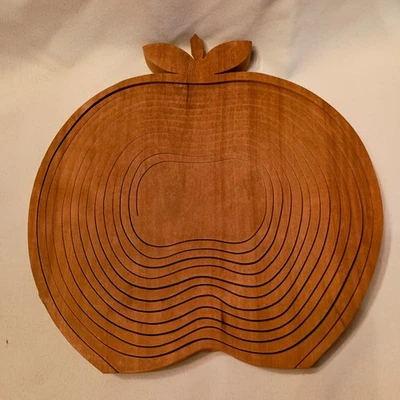 Remache/cesta/tazón de madera plegable en forma de manzana de McIntosh Basket Co. de colección  Foto 1 de 4