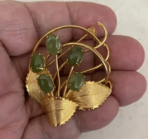 Vintage Gold Tone Green Jade Cabochon Stone Floral Spray Brooch Pin SHIPS FREE - Picture 1 of 2
