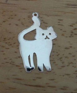 Dije de gato de pie plano detallado de plata esterlina 23x15 mm - Imagen 1 de 3