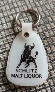 PORTACHIAVI VINTAGE SCHLITZ MALT LIQUOR LOGO BULL Glow in the Dark/Raro/NOS!!! - Foto 1 di 2