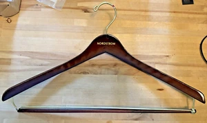 Traje pantalón colgador de ropa de madera vintage grande/doble talla Nordstrom LOGO - Imagen 1 de 3