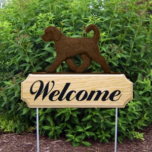 Letrero de madera Goldendoodle bienvenida exterior chocolate - Imagen 1 de 1