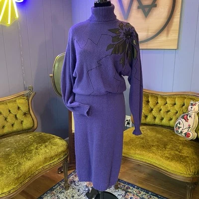 Vestido suéter vintage anos 80 Maggie Lawrence abstrato couro sintético gola alta - Imagem 1 de 4