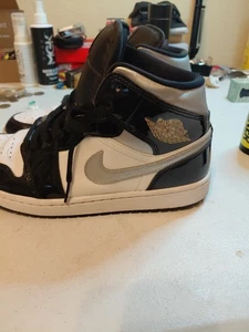 Men’s Size 9 - Air Jordan 1 Mid SE Black/Metallic Silver-White HV0789-010 - Picture 1 of 6