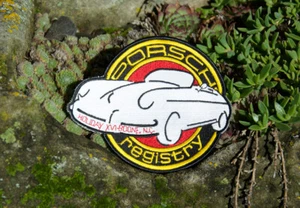 TOPPA/DISTINTIVO CLUB AUTO VINTAGE #PORSCHE 356 REGISTRO VACANZE BOONE - Foto 1 di 2