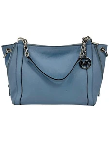 Borsa a tracolla Michael Kors in pelle blu ciottolato con cinghie a catena e ciondolo logo MK - Foto 1 di 24