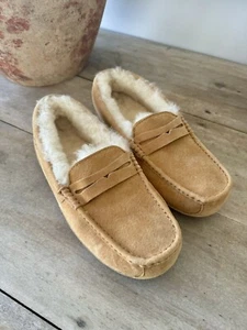 Womens UGG Moccasin Slippers Size 9.5/41 - Picture 1 of 5