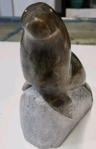 R. Powers signiertes handgeschnitztes Inuit Eskimo Steinsiegel auf einem Felsen 7,5 Zoll hoch - Bild 1 von 5