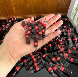 100 pezzi 1:12 casa delle bambole miniatura bottiglie di coca cola cibo bibite bevande bottiglie - Foto 1 di 6