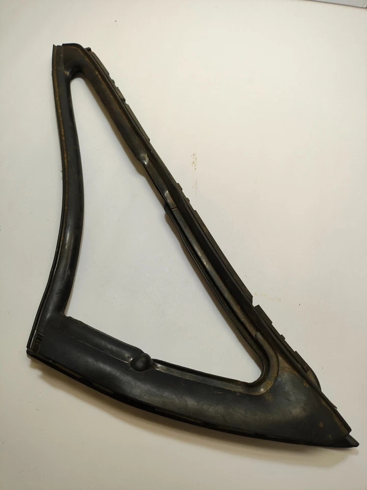 Plymouth Dodge Chrysler 1969-1971 cuerpo en C ala de ventilación izquierda tira meteorológica 2893451 nuevo en stock Foto 1 de 3