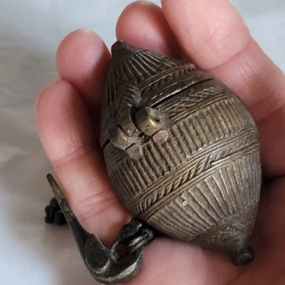 Antigua botella de cal en polvo (chuna), bronce, con tapa abatible 2" x 1,5" Foto 1 de 4