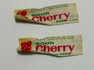 Vintage Adams Sauerkirsche Kaugummi Papier Verpackung, Menge 2, gestreifter Hintergrund - Bild 1 von 2