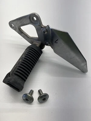 01-09 2004 Suzuki GS500F GS 500 F ESTRIBA IZQUIERDA MONTAJE REPOSAPIÉS PEDAL PASO Foto 1 de 4