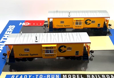 HO WALTHERS 932-27628 INTERNATIONAL CAR CO BAY WINDOW CABOOSE 2-PK CHESSIE B&O - Image 1 of 3