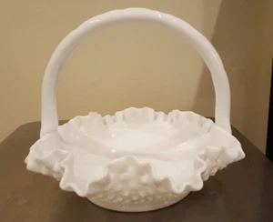 Signierter Fenton weißer Milchglas-Schuhnagelkorb 7 3/4" mit Griff - Bild 1 von 4