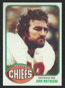 1976 TOPPS #403 JOHN MATUSZAK Kansas City Chiefs - 99% CENTERED - 10