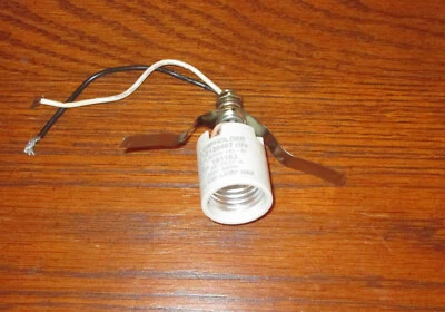 Enchufe de bombilla de porcelana E26 con clip de resorte integrado Foto 1 de 4