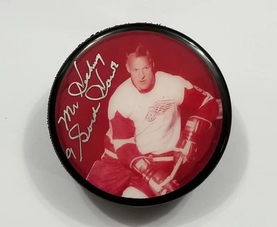 GORDIE HOWE 9 MR HOCKEY Signed Detroit Red Wings Photo 3 NHL Hockey Puck JSA - Image 1 of 4