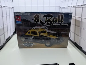 AMT Model Kit 8 Ball Modified '36 Chevy Maßstab 1:25 Neu Sealed Box 6443 - Bild 1 von 8