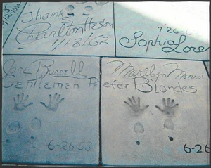 Marilyn Monroe Handprints Hollywood Chinese Theatre 1953 Vintage Paper Photo - Picture 1 of 2