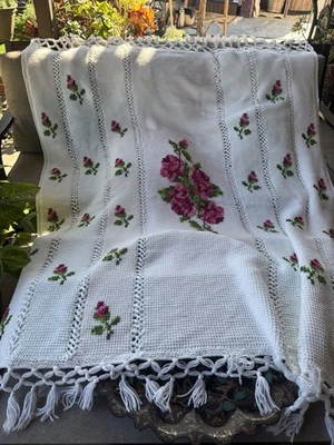 复古手工针织阿富汗女王毛毯 WTassels 波西米亚粉红色玫瑰 Cottagecore 80 年代 二手状况完好 — 第 1/4 张图片