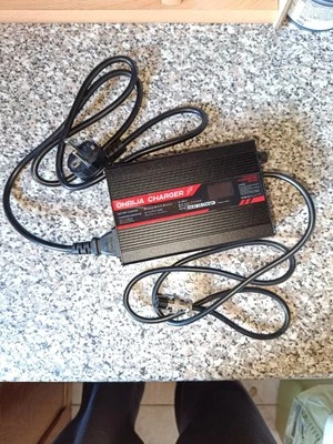 E-Scooter Schnellladegerät 48v 5a Joyor S5 Pro mit LCD Ladeanzeige V, A UND Watt - Bild 1 von 4