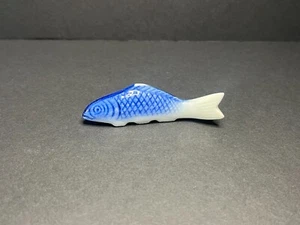 Soporte de soporte para cuchillo palillo pez koi de porcelana azul y blanco pintado a mano 1 x 3" - Imagen 1 de 6
