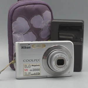 Nikon Coolpix S210 Digital Compact Camera Silver 8.0MP, Charger, SD, Case, READ - Foto 1 di 23