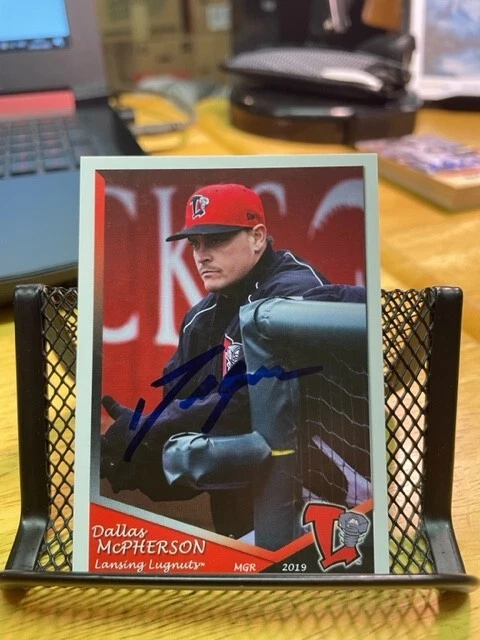 Dallas McPherson Firmado Autografiado 2019 Lansing Lugnuts Equipo Conjunto Tarjeta Azulejos Foto 1 de 1