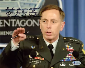GENERAL DAVID PETRAEUS SIGNED 8x10 PHOTO + HUGE INSCRIPTION RARE BECKETT BAS - Picture 1 of 2