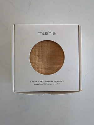 Swaddle de musselina extra macio Mushie, 100% algodão orgânico, cor amarelo outono - Imagem 1 de 4