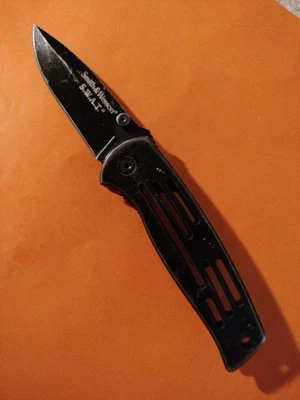 Cuchillo Plegable Smith and Wesson Baby Frame Lock Acabado Negro, SW3300B Hoja 2.62" Foto 1 de 4