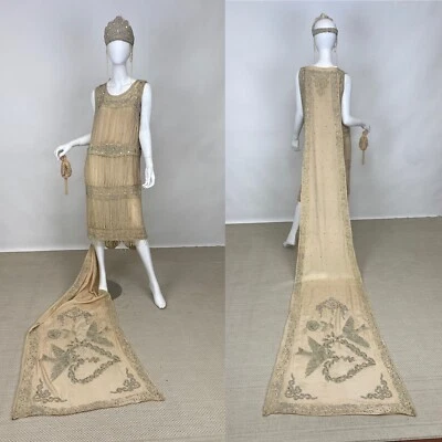 Vestido de novia antiguo real de los años 20 con solapa tren tocado perlas pedrería Foto 1 de 4
