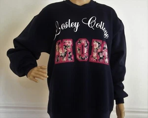 Lesley College Sweatshirt Mom Top Gr. L Famous Sportswear Cambridge Academia  - Bild 1 von 12