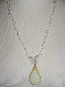 COLLAR ÚNICO CON CUENTAS COLGANTE DE CUARZO - Imagen 1 de 3