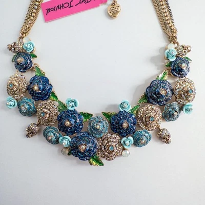 Collar Betsey Johnson Calaveras y Rosas Hojas Pavimentado Azul Declaración MUESTRA Foto 1 de 4