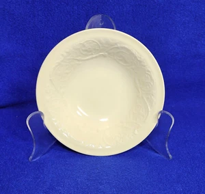 Cuenco de cereal Wedgwood Patrician crema flores y pergaminos en relieve 6 1/2" - Imagen 1 de 10