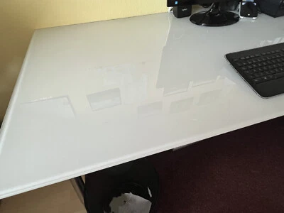 Moderner Chef-Schreibtisch mit Glas-Schreibfläche und Edelstahlbeinen - Bild 1 von 4