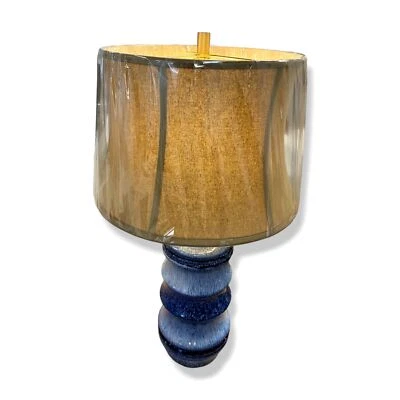 Lámpara de mesa de cerámica azul lapislázuli $650/con pantalla de tela de tambor corsé beige Foto 1 de 4
