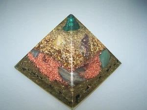 OrgonitPyramide 12 cm Malachit Aventurin Jaspis Galaxy-Spirale Turmalin Fluorit - Bild 1 von 5