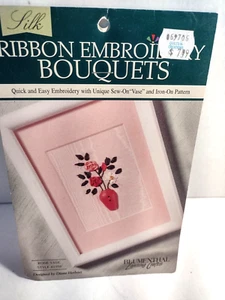 Vintage Blumenth Seidenband Stickset Rosen in einer Knopfvase Neu - Bild 1 von 5