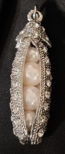 Charming Pea Pod Rhinestone Paved Pearl Pendant - Picture 1 of 2