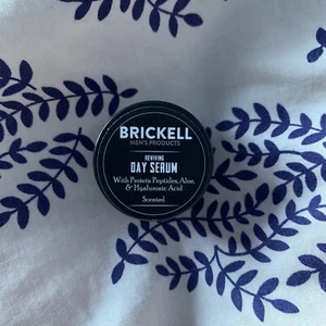 NUEVO suero Brickell para hombre muestra tamaño de viaje revivir día con aloe perfumado - Imagen 1 de 7